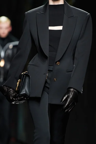 Look 18
